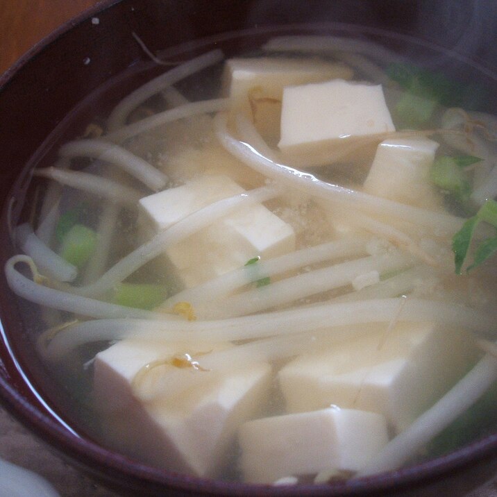 もやしと豆腐と大根菜の味噌汁